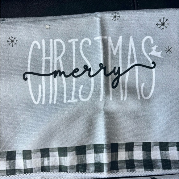 NWT- Pair of Festive Christmas Holiday Towels - Picture 2 of 5